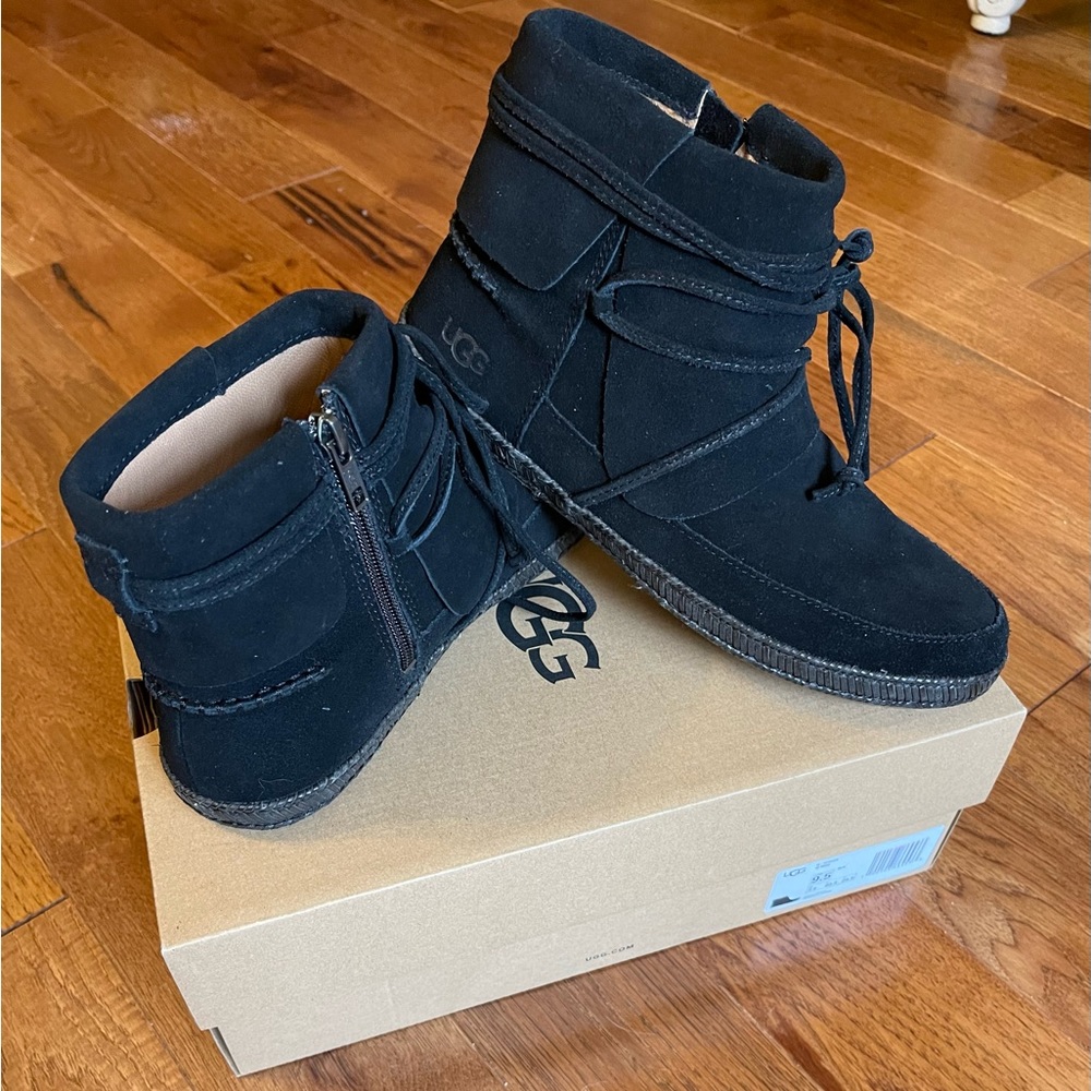 NWT! UGG Womens Reid Moccasins Ankle Bootie | Black Size 9.5 | Hard to find!